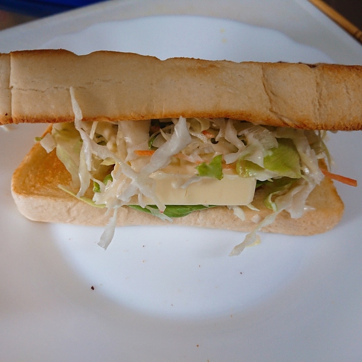 千切りキャベツとチーズの食パンサンド